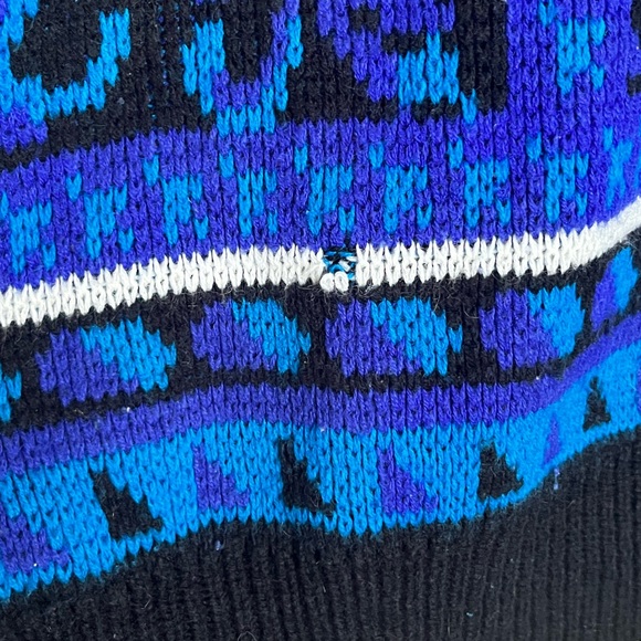 Vintage Patterned Sweater - Picture 4 of 5